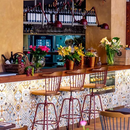 Luxe Centre Secret Gem 아파트