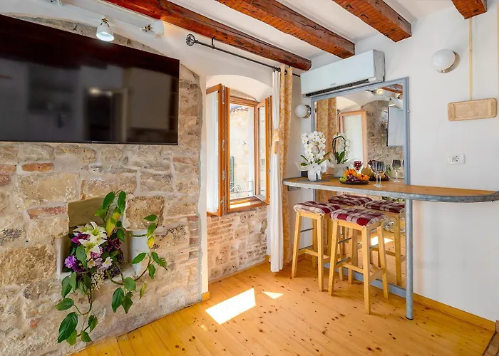 Luxe Centre Secret Gem